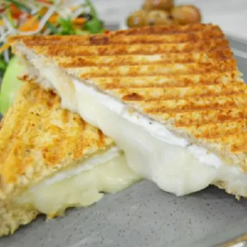 Üç Peynirli Tost