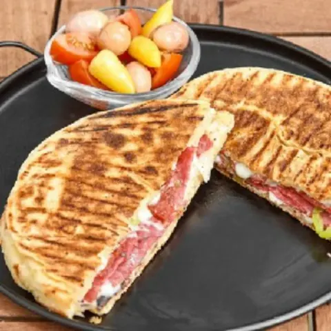 Sucuklu Bazlama Tost
