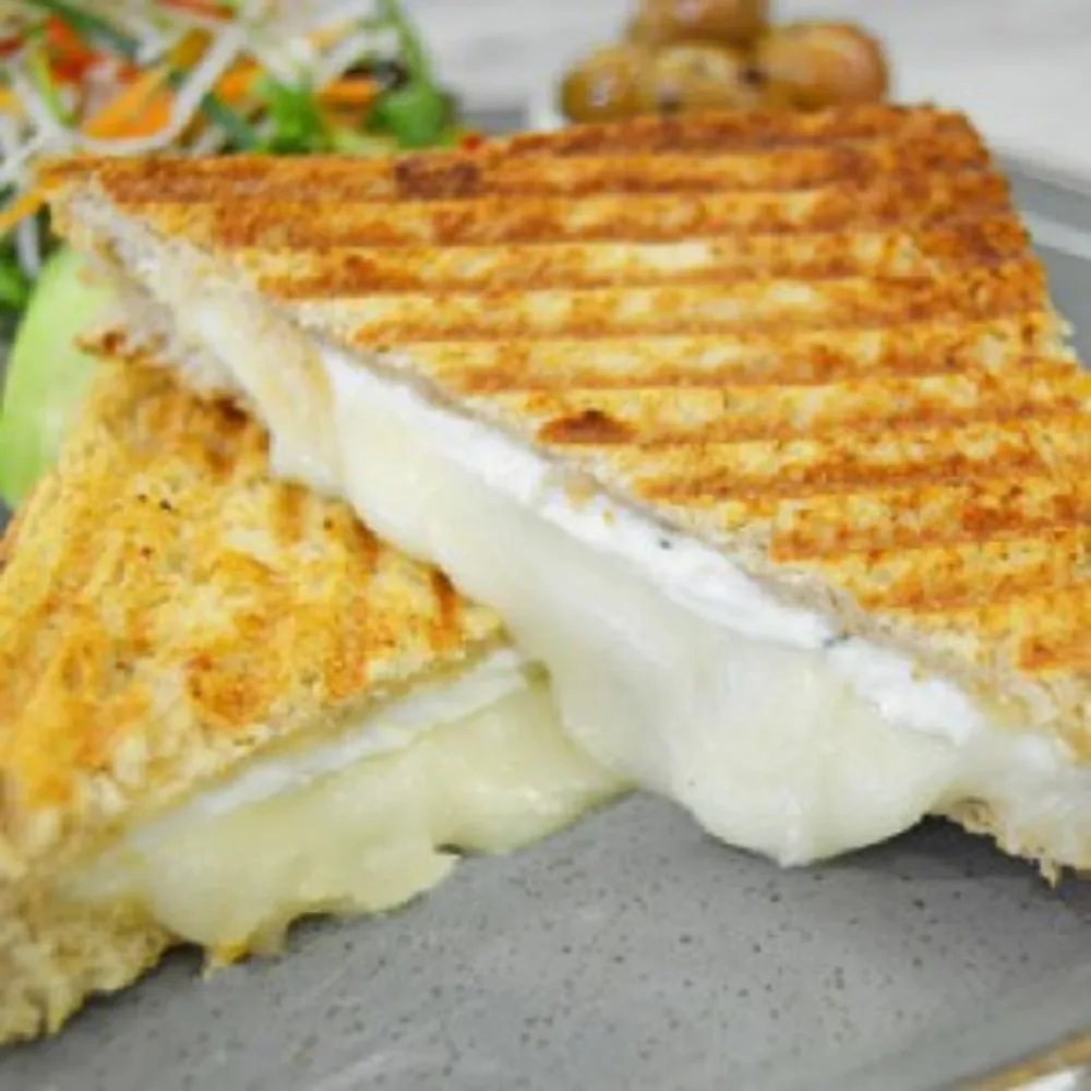 Üç Peynirli Tost
