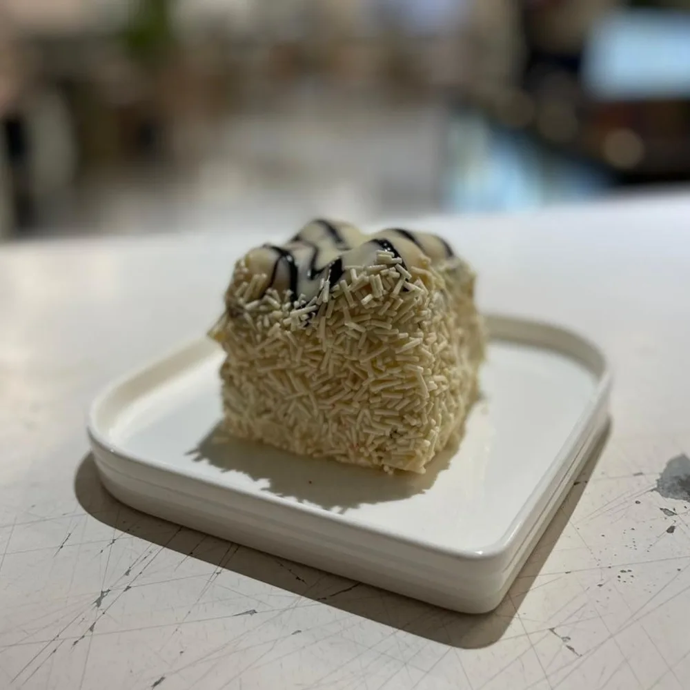 Beyaz Çikolatalı Profiterol Pasta