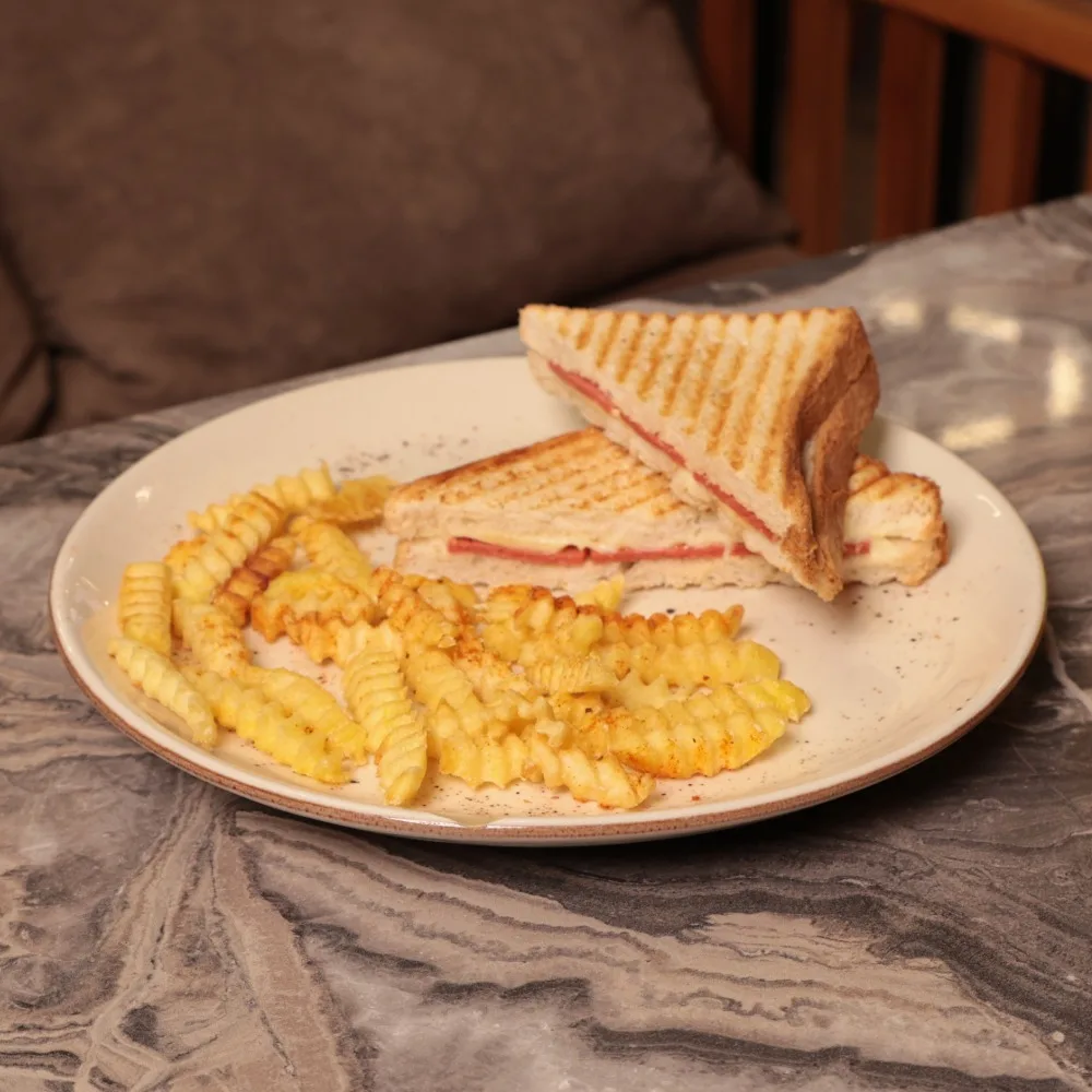 Sucuklu Kaşarlı Tost
